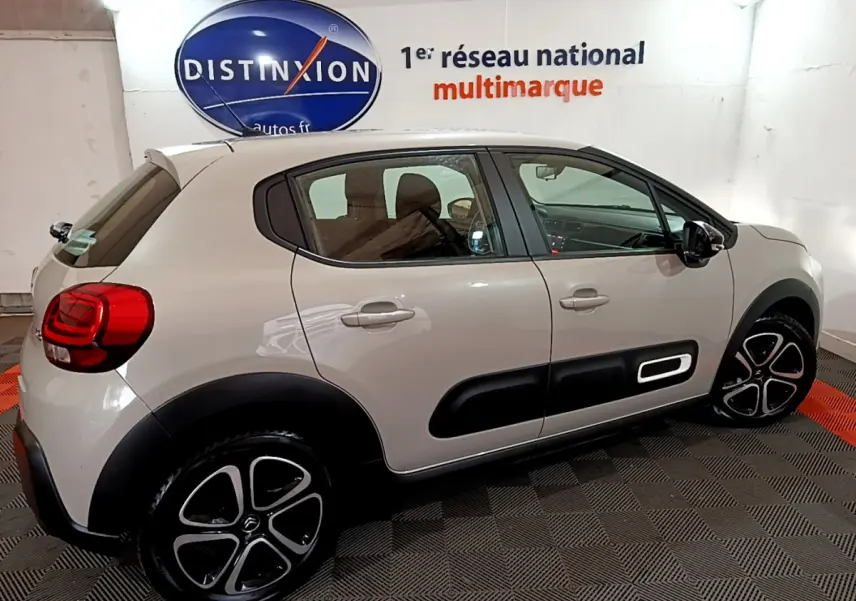Vue latérale droite d'une Citroën C3 beige 2022 avec protections noires et jantes alliage distinctives.