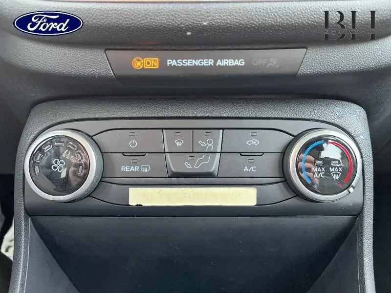 Vue rapprochée du tableau de bord de la Ford Fiesta 2020, montrant les commandes de climatisation et ventilation.