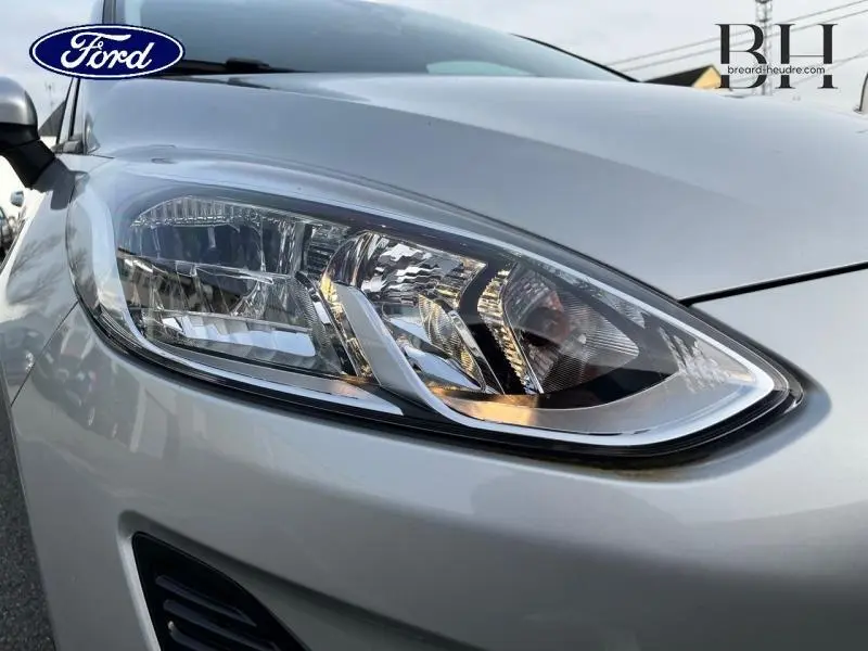 Gros plan sur le phare avant droit de la Ford Fiesta 2020 gris lunaire, mettant en valeur les détails du bloc optique.