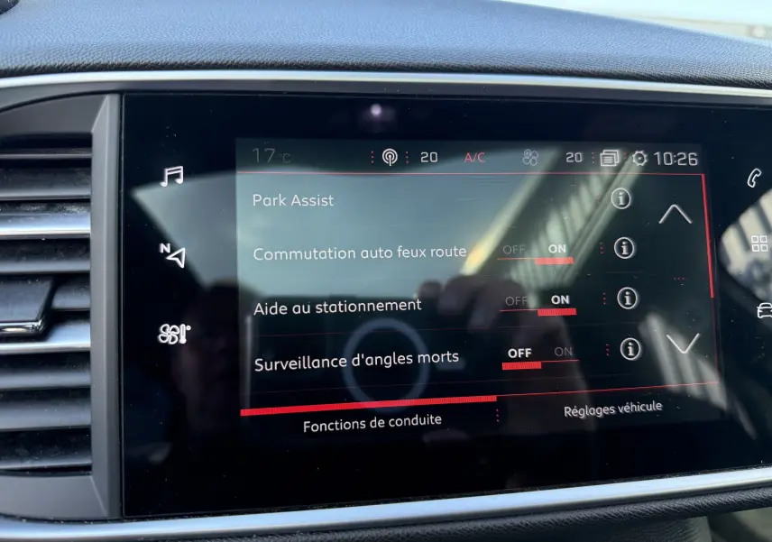 Écran tactile central de la Peugeot 308 SW 2021 montrant les réglages d’aides à la conduite avec interface moderne.