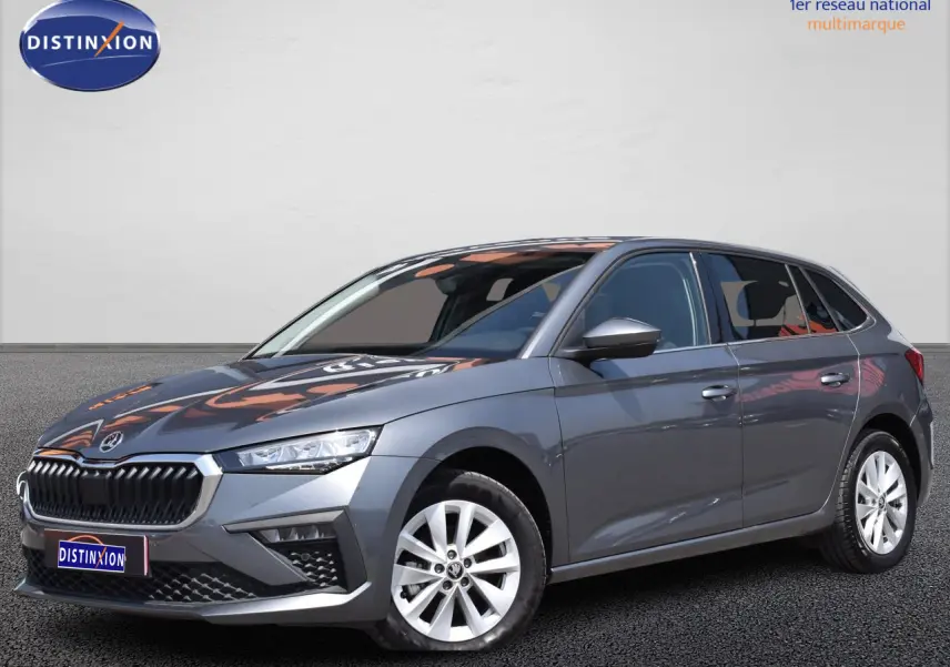 Skoda Scala 2025 gris graphite métallisé vue 3/4 avant droit avec jantes alliage argent et calandre distinctive.