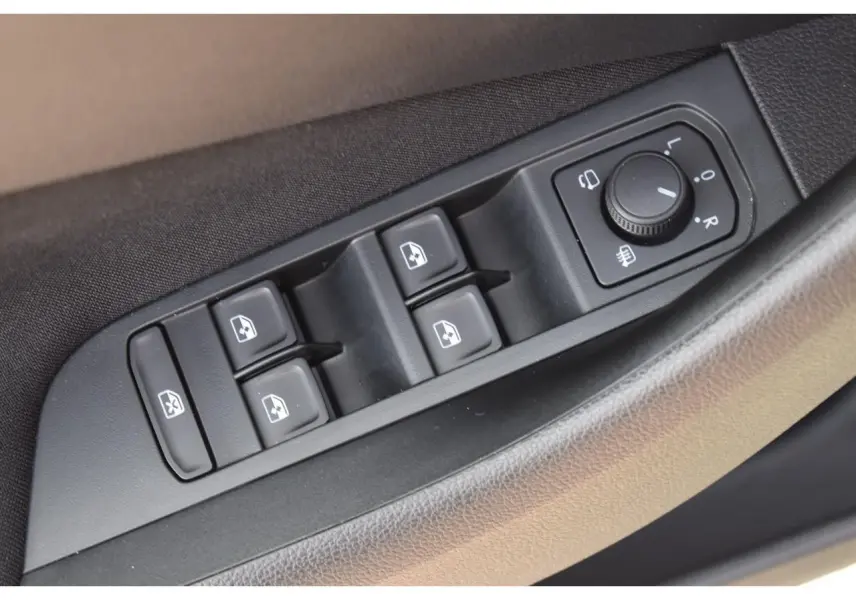Gros plan sur les commandes de lève-vitres et réglage des rétroviseurs côté conducteur d'une Skoda Scala 2025.
