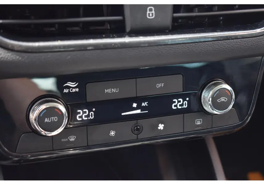 Gros plan sur la commande de climatisation automatique bi-zone du Skoda Scala 2025 en finition graphite gris métallisé.