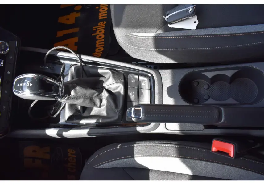 Vue plongeante sur la console centrale de la Skoda Scala graphite, avec levier de boîte auto et frein à main manuel.