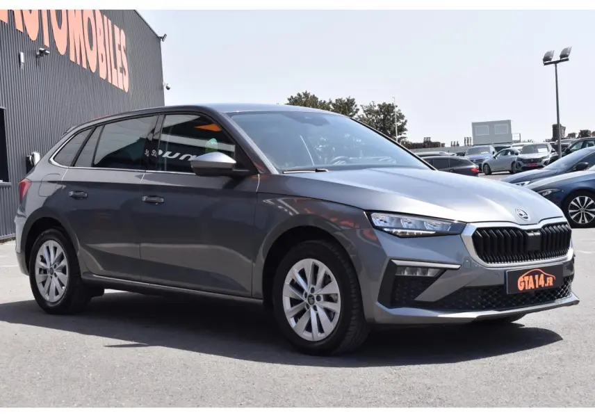 SKODA SCALA 2025 gris graphite métallisé vue 3/4 avant avec jantes alliage argent et calandre noire.