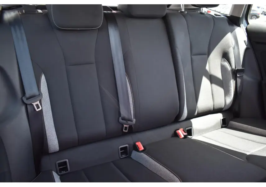 Vue rapprochée des sièges arrière en tissu noir et gris dans la Skoda Scala 2025 finition Selection.