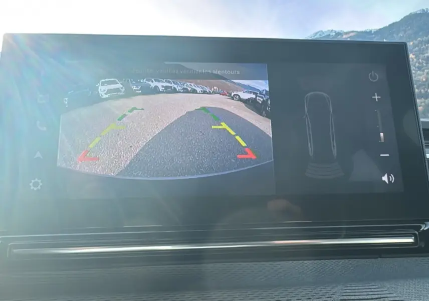 Écran tactile intérieur montrant la caméra de recul et les capteurs de stationnement du Citroën C3 Aircross gris mercury 2025.