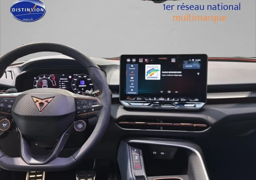 Vue intérieure du tableau de bord de la CUPRA TERRAMAR 2025, avec volant cuir noir et écran tactile central.