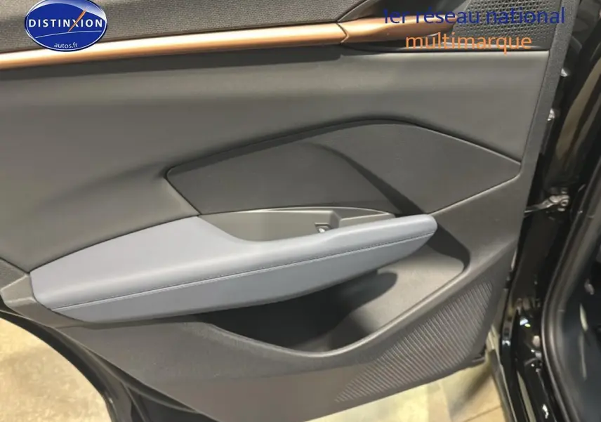 Vue intérieure côté droit de la porte noire du CUPRA TERRAMAR 2025 avec accoudoir gris clair et insert décoratif bois.