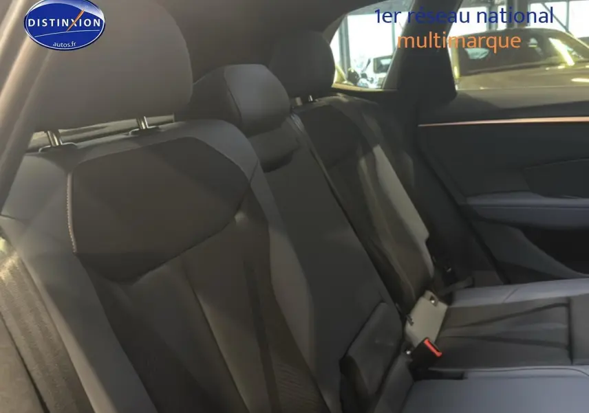 Vue intérieure côté droit des sièges arrière noirs en cuir du CUPRA TERRAMAR 2025 avec surpiqûres contrastantes.