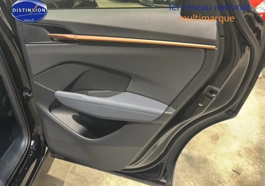 Vue intérieure de la porte arrière droite noire du CUPRA TERRAMAR 2025 avec garniture grise et insert décoratif cuivre.