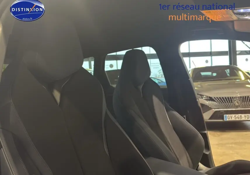 Vue intérieure montrant les sièges avant sport noirs du CUPRA TERRAMAR 2025 avec accoudoir central visible.