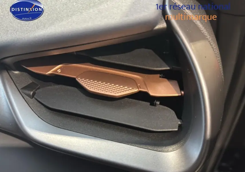 Gros plan sur la grille d’aération droite intérieure du CUPRA TERRAMAR noir, avec détails en bronze mat.