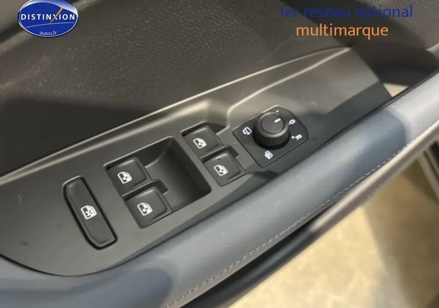 Gros plan sur les commandes de lève-vitres et rétroviseurs côté conducteur d'une CUPRA TERRAMAR noire 2025.