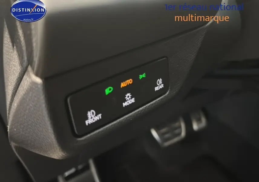 Gros plan sur les commandes d'éclairage du tableau de bord d'une CUPRA TERRAMAR noire, version 2025.