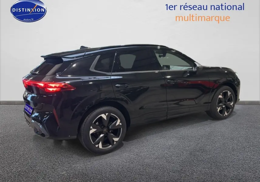 Vue 3/4 arrière droite d'un SUV CUPRA TERRAMAR noir brillant avec jantes 19 pouces et feux arrière LED allumés.