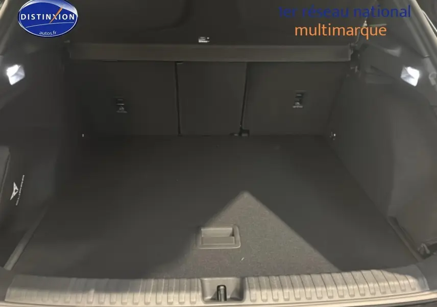 Coffre ouvert noir de la CUPRA TERRAMAR 2025, vue arrière montrant l'espace de chargement vide et tapis plat.