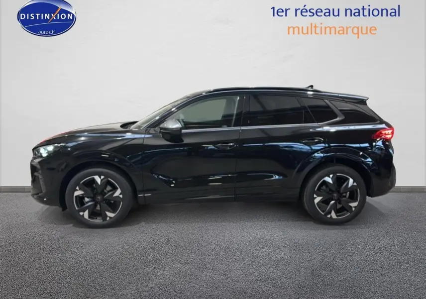 Vue de profil côté gauche d’un SUV CUPRA TERRAMAR noir 2025 avec jantes alu noires et feux arrière LED allumés.