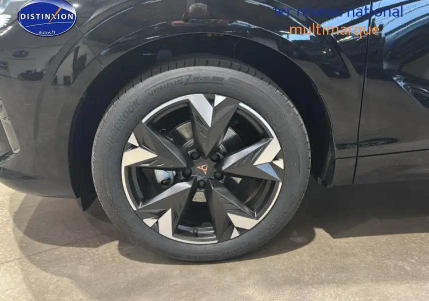 Gros plan sur la roue avant gauche noire avec jante alu 19 pouces au design géométrique du CUPRA TERRAMAR noir 2025.