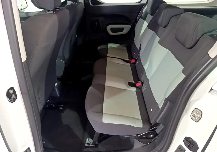 Vue intérieure côté droit sur la banquette arrière bicolore gris et noir du Citroën Berlingo XL blanc de 2019.