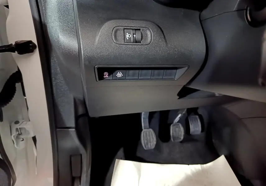 Vue rapprochée côté gauche du tableau de bord et pédalier d’un Citroën Berlingo blanc 2019, version XL PureTech.