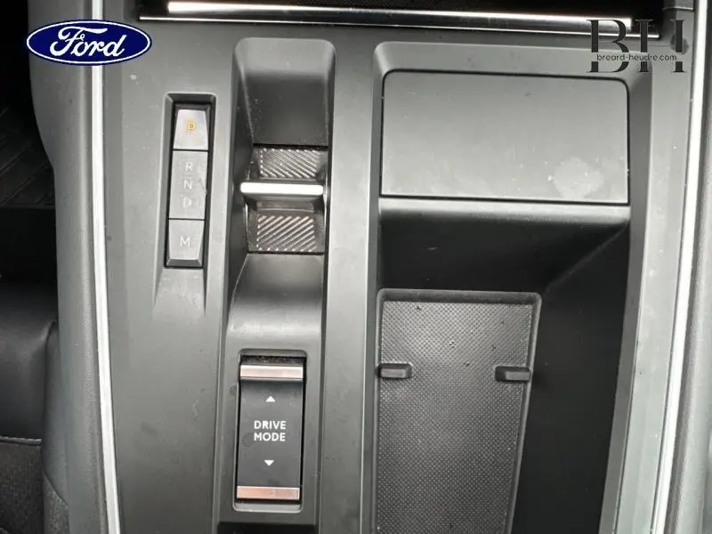 Vue rapprochée de la console centrale grise acier du Citroën C5 Aircross avec sélecteur de boîte auto et commande Drive Mode.