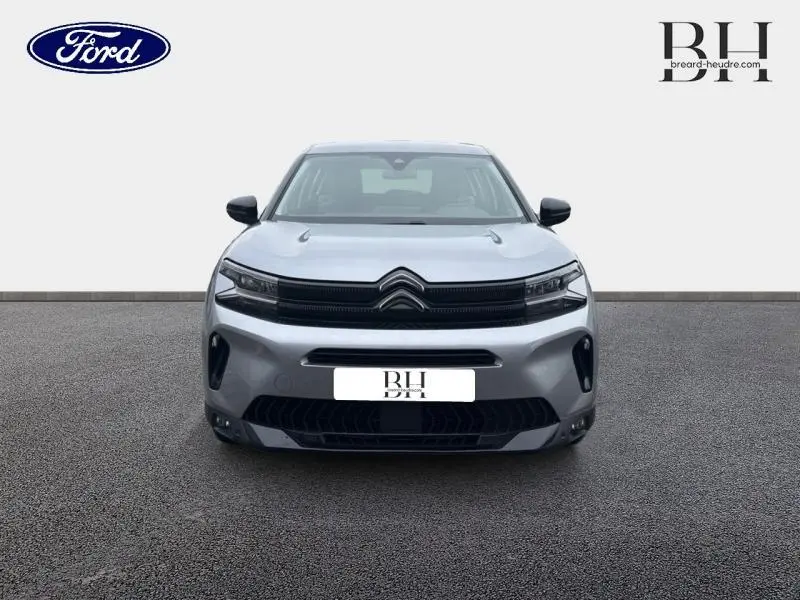 Vue de face du Citroën C5 Aircross 2023 gris acier, mettant en valeur sa calandre noire et ses phares LED distinctifs.