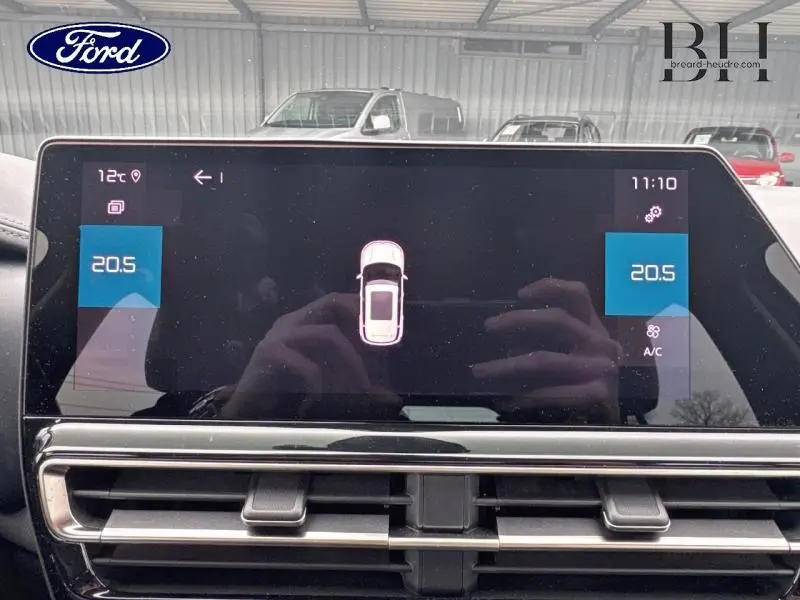 Écran tactile central du tableau de bord du Citroën C5 Aircross gris acier, affichant la climatisation bi-zone à 20,5°C.