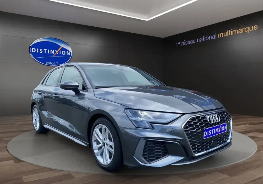 Audi A3 30 TFSI S Line gris foncé vue 3/4 avant droit, avec calandre hexagonale et jantes alliage argentées.