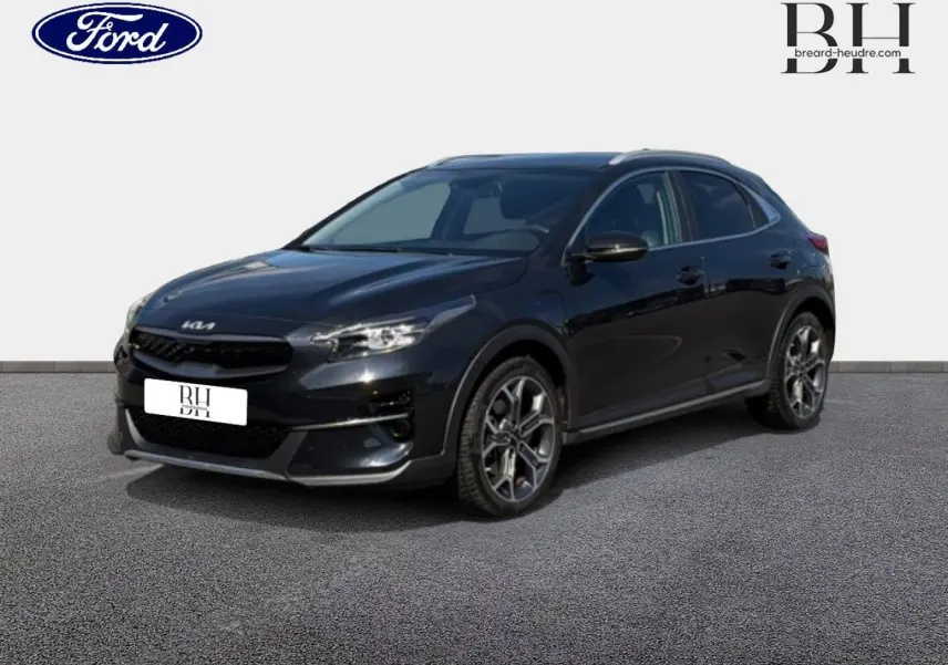 KIA Xceed noir Basalte métallisé en vue 3/4 avant droit, avec jantes alliage et calandre noire distinctive.