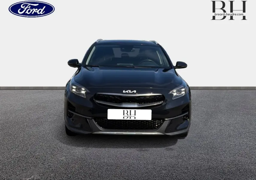 Vue avant d'un KIA Xceed noir Basalte métallisé avec calandre noire et logo KIA moderne sur fond neutre.