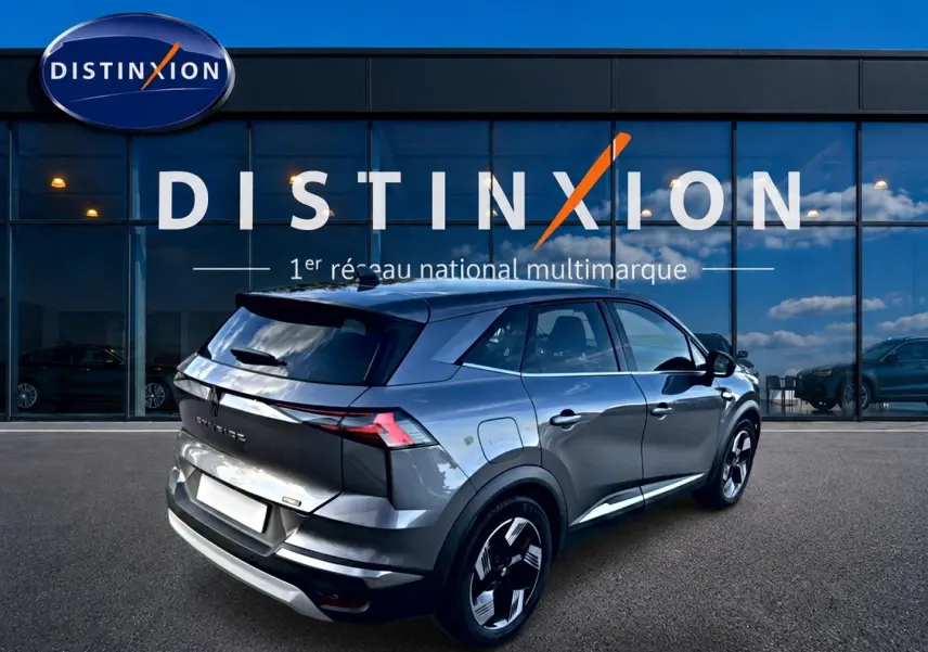 Vue 3/4 arrière droite du Renault Symbioz gris 2025 avec jantes noires et vitres arrière surteintées.