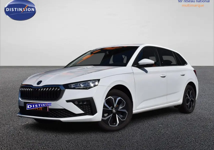 Skoda Scala blanc glacier vue 3/4 avant droit avec calandre noire et jantes alliage distinctives.