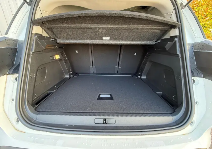 Coffre ouvert vu de l'arrière du Citroën C5 Aircross blanc banquise, montrant un espace de chargement propre et spacieux.