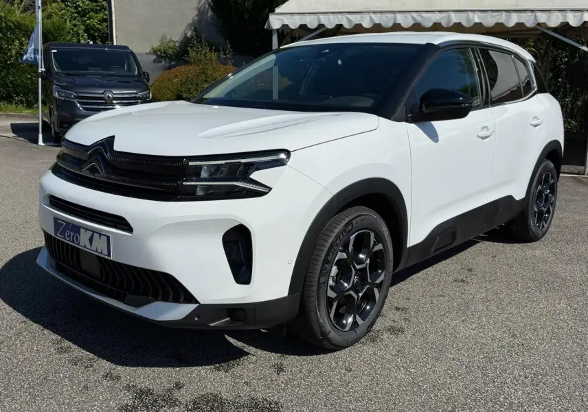 Citroën C5 Aircross blanc banquise en 3/4 avant droit avec jantes noires et toit contrasté noir.