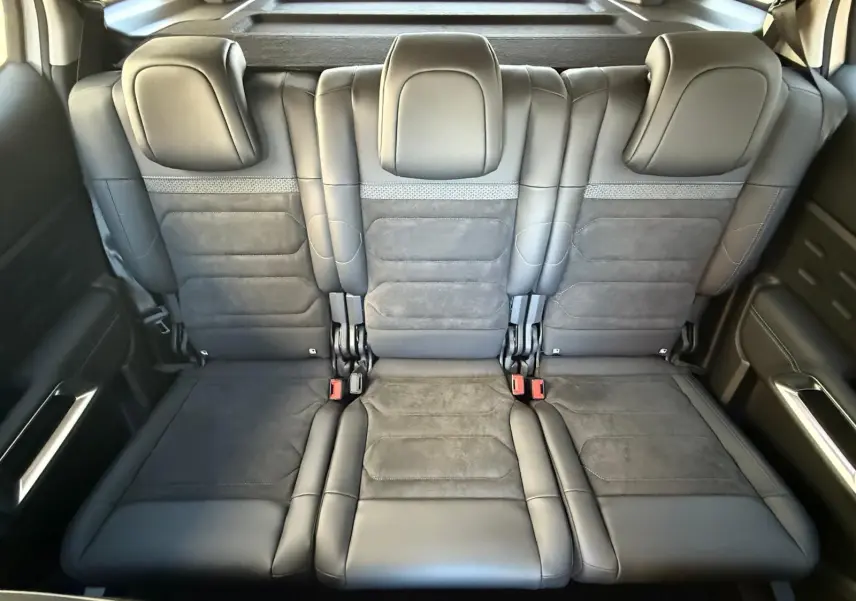 Vue rapprochée des sièges arrière en cuir noir du Citroën C5 Aircross 2024, finition Urban Black.