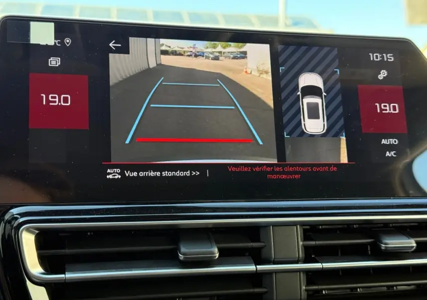 Écran intérieur du Citroën C5 Aircross blanc banquise montrant la caméra de recul avec guidage de trajectoire.