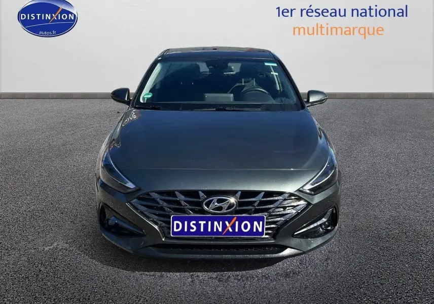 Vue frontale d'une Hyundai i30 gris argent 2024 avec calandre distinctive et phares LED fins.