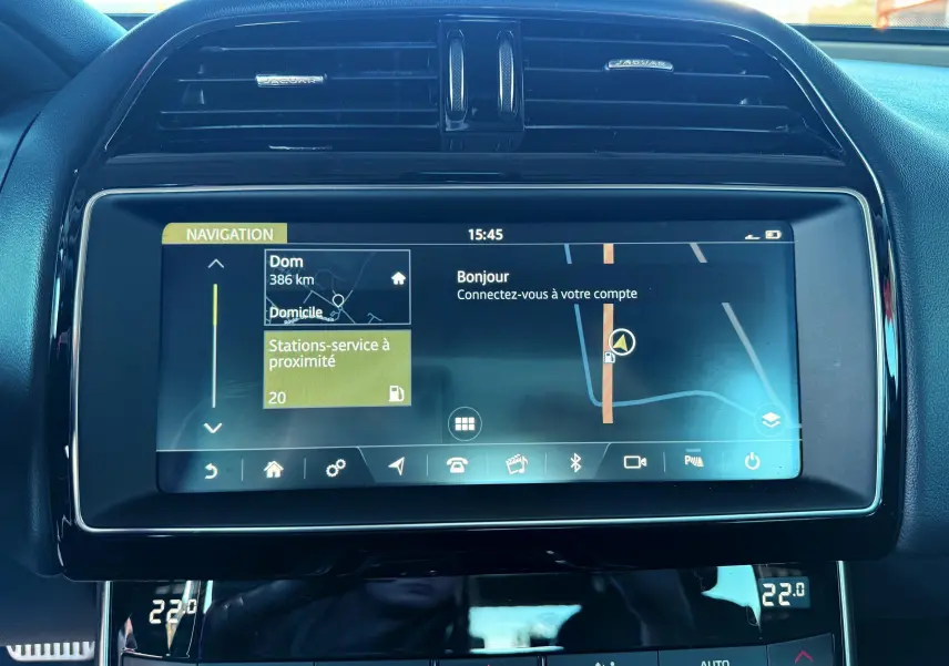 Écran tactile de navigation et tableau de bord noir de la Jaguar XE 2.0D 180CH Prestige vue de face intérieure