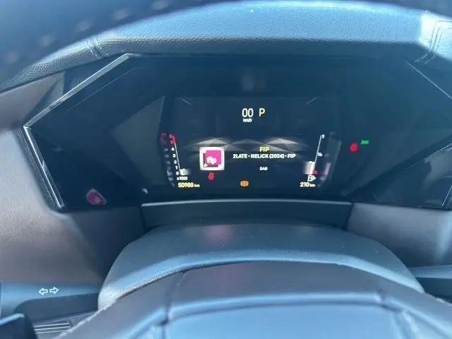 Vue rapprochée du tableau de bord numérique du DS4 noir 2022, affichant la vitesse, jauges et informations multimédia.