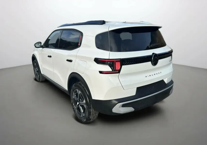 Vue 3/4 arrière droite du Citroën C3 Aircross blanc banquise avec vitres surteintées et feux arrière LED distinctifs.