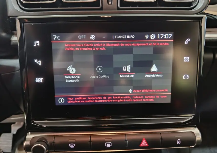 Écran tactile central de la Citroën C3 PureTech 83 BVM MAX 2024 affichant les options Apple CarPlay et Android Auto.