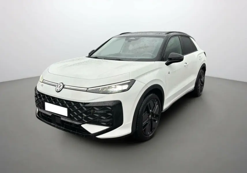 Volkswagen T-Roc blanc toit noir en 3/4 avant droit avec jantes noires et calandre R-Line distinctive.