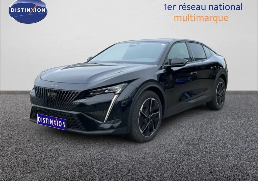 Peugeot 408 Hybrid noir métal vue 3/4 avant droit, avec calandre distinctive et jantes noires.