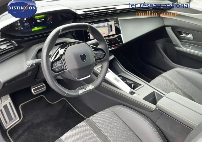 Vue intérieure côté conducteur de la Peugeot 408 Hybrid 145ch GT 2024, tableau de bord numérique et volant cuir noir.