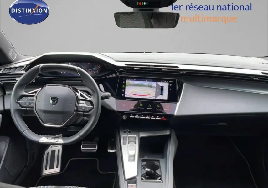 Intérieur de la Peugeot 408 Hybrid 145ch GT 2024 en noir, vue frontale du tableau de bord avec écran tactile et volant multifonction.