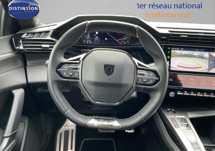 Vue intérieure centrée sur le volant cuir noir et le tableau de bord numérique du Peugeot 408 Hybrid 2024.