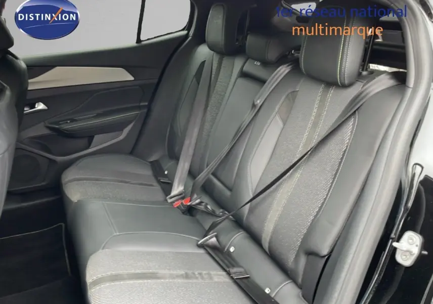 Vue intérieure côté droit des sièges arrière en cuir et tissu gris du Peugeot 408 Hybrid 145ch GT noir métal 2024.