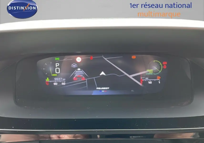 Tableau de bord numérique de la Peugeot 408 Hybrid 145ch GT, affichage de conduite et navigation en vue frontale.