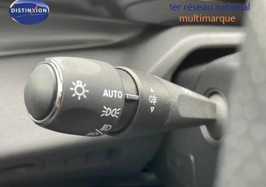 Gros plan sur la commande des feux automatique du Peugeot 408 Hybrid 145ch GT, intérieur noir.